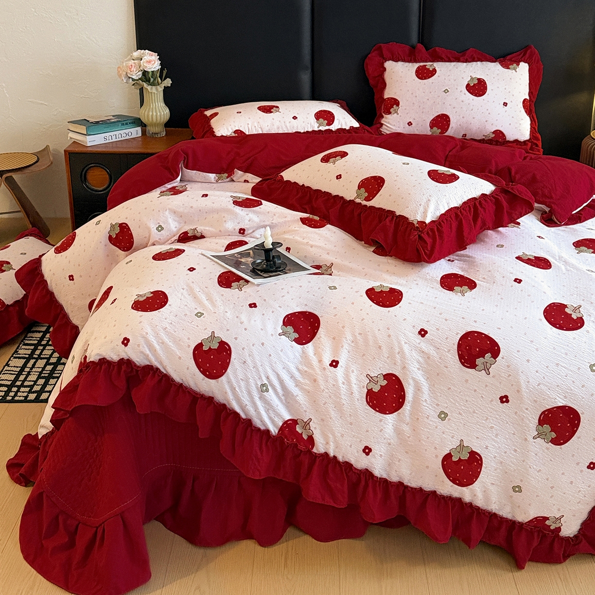 91家纺网 家纺一手货源 找家纺 金梦拉家纺 2026新款云感皱皱纱泡泡纱韩式床盖大花边四件套 草莓