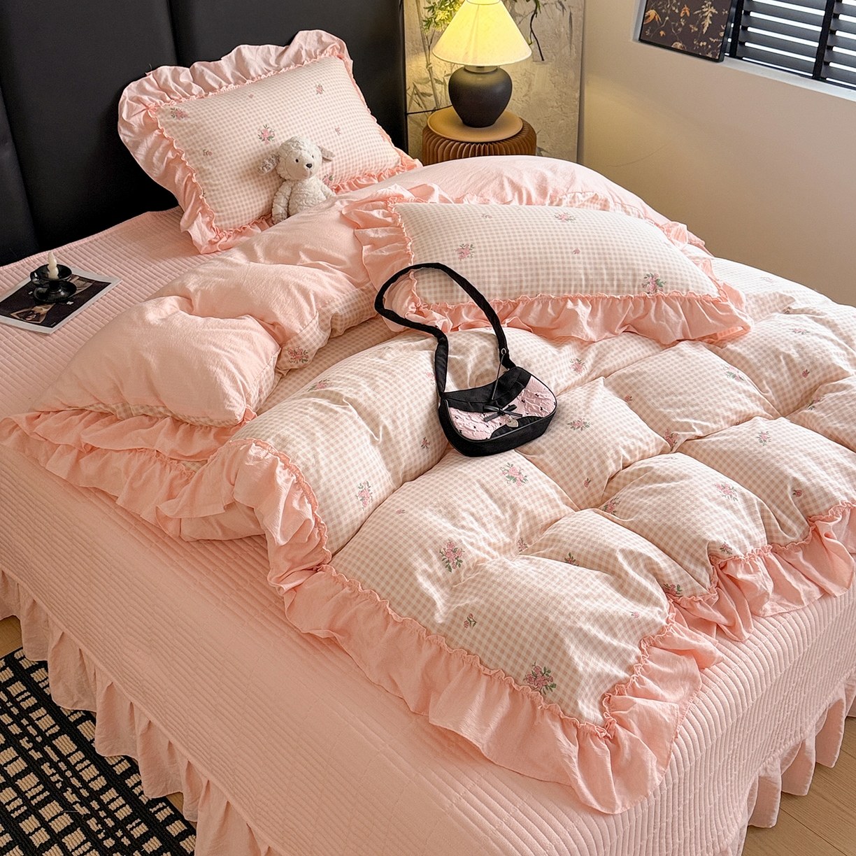 91家纺网 家纺一手货源 找家纺 金梦拉家纺 2026新款云感皱皱纱泡泡纱韩式床盖大花边四件套 粉樱浅梦