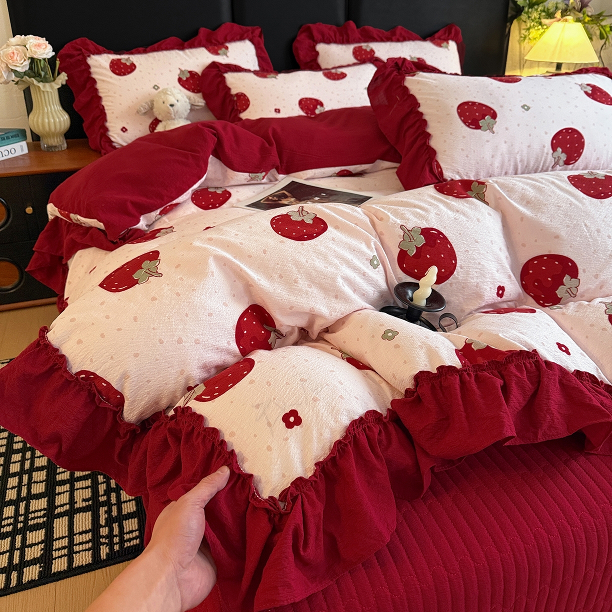 91家纺网 家纺一手货源 找家纺 金梦拉家纺 2026新款云感皱皱纱泡泡纱韩式床盖大花边四件套 草莓