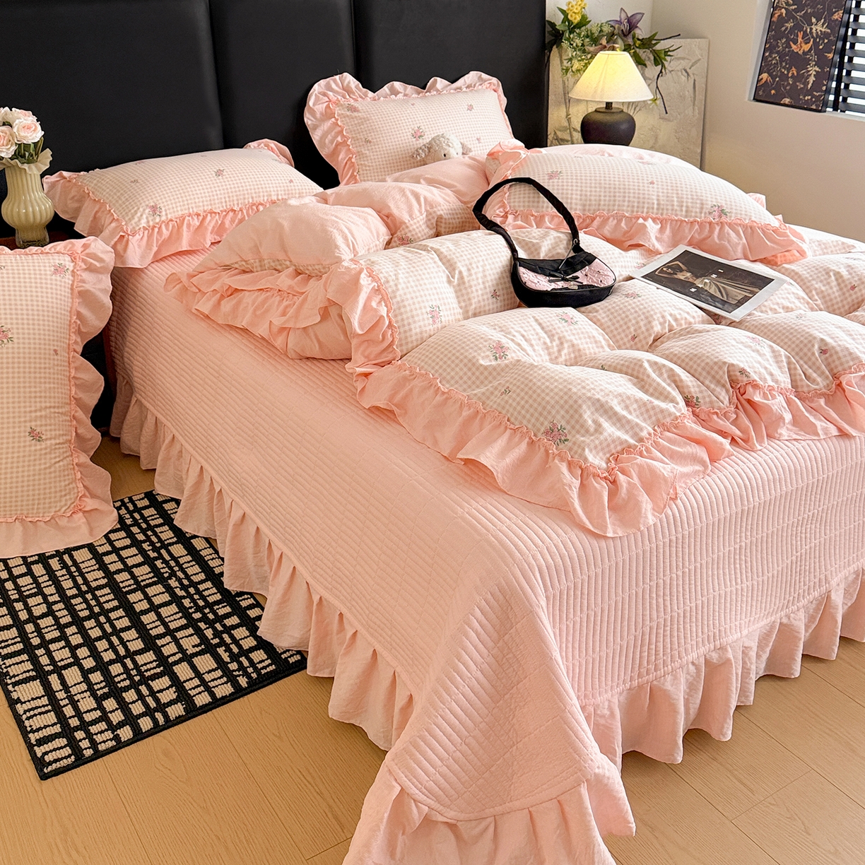 91家纺网 家纺一手货源 找家纺 金梦拉家纺 2026新款云感皱皱纱泡泡纱韩式床盖大花边四件套 粉樱浅梦