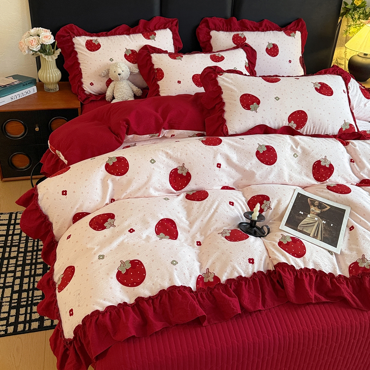 91家纺网 家纺一手货源 找家纺 金梦拉家纺 2026新款云感皱皱纱泡泡纱韩式床盖大花边四件套 草莓