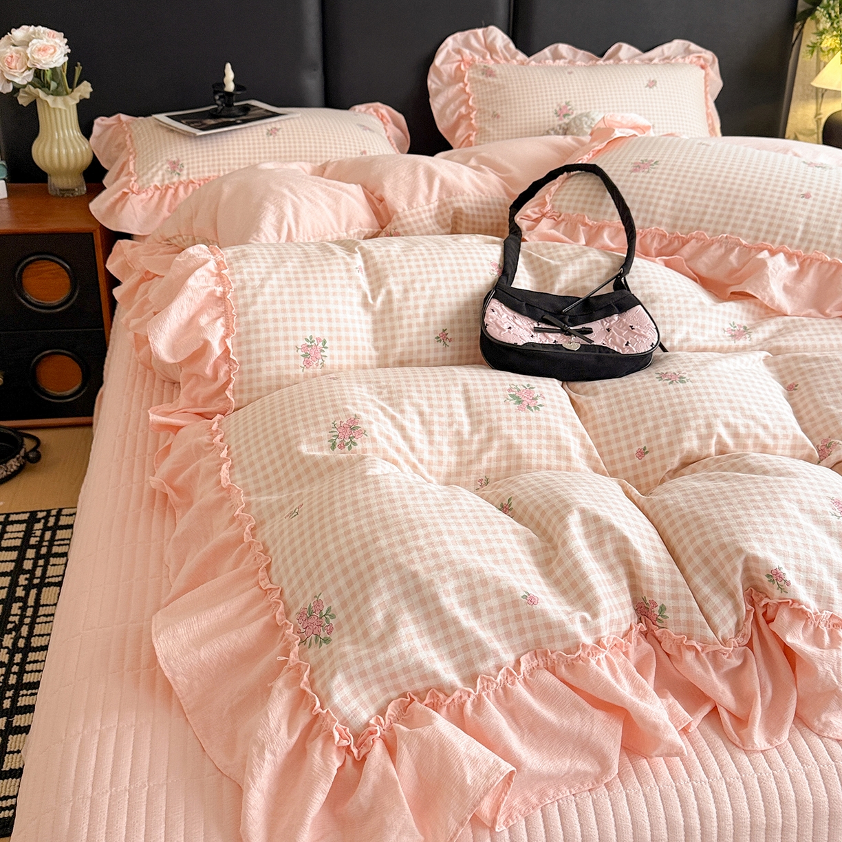 91家纺网 家纺一手货源 找家纺 金梦拉家纺 2026新款云感皱皱纱泡泡纱韩式床盖大花边四件套 粉樱浅梦