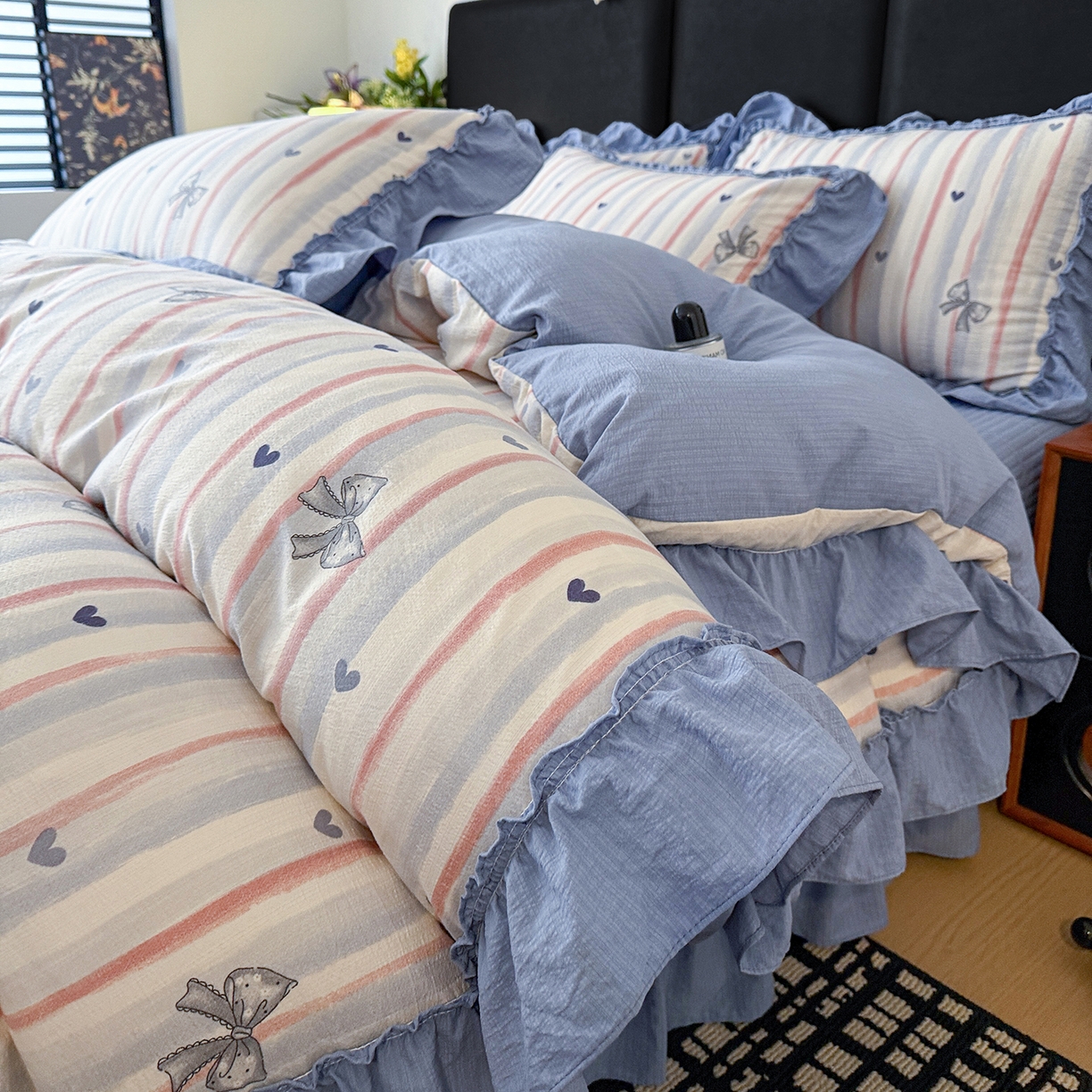 91家纺网 家纺一手货源 找家纺 金梦拉家纺 2026新款云感皱皱纱泡泡纱韩式床盖大花边四件套 条纹爱心