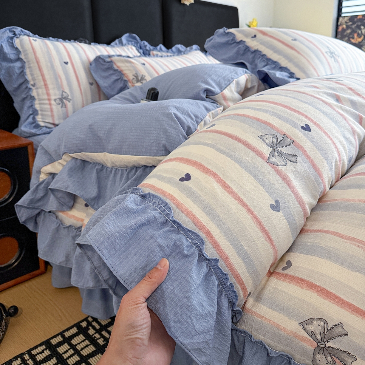 91家纺网 家纺一手货源 找家纺 金梦拉家纺 2026新款云感皱皱纱泡泡纱韩式床盖大花边四件套 条纹爱心