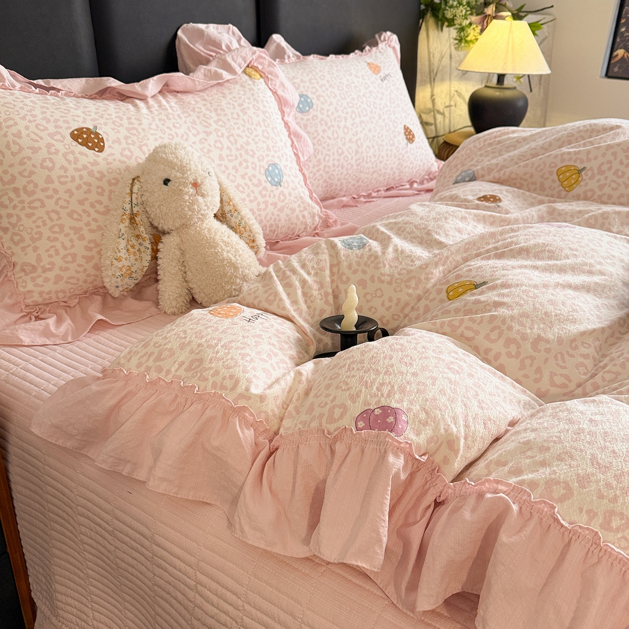 91家纺网 家纺一手货源 找家纺 金梦拉家纺 2026新款云感皱皱纱泡泡纱韩式床盖大花边四件套 豹纹南瓜