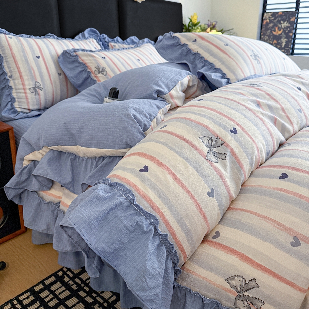 91家纺网 家纺一手货源 找家纺 金梦拉家纺 2026新款云感皱皱纱泡泡纱韩式床盖大花边四件套 条纹爱心