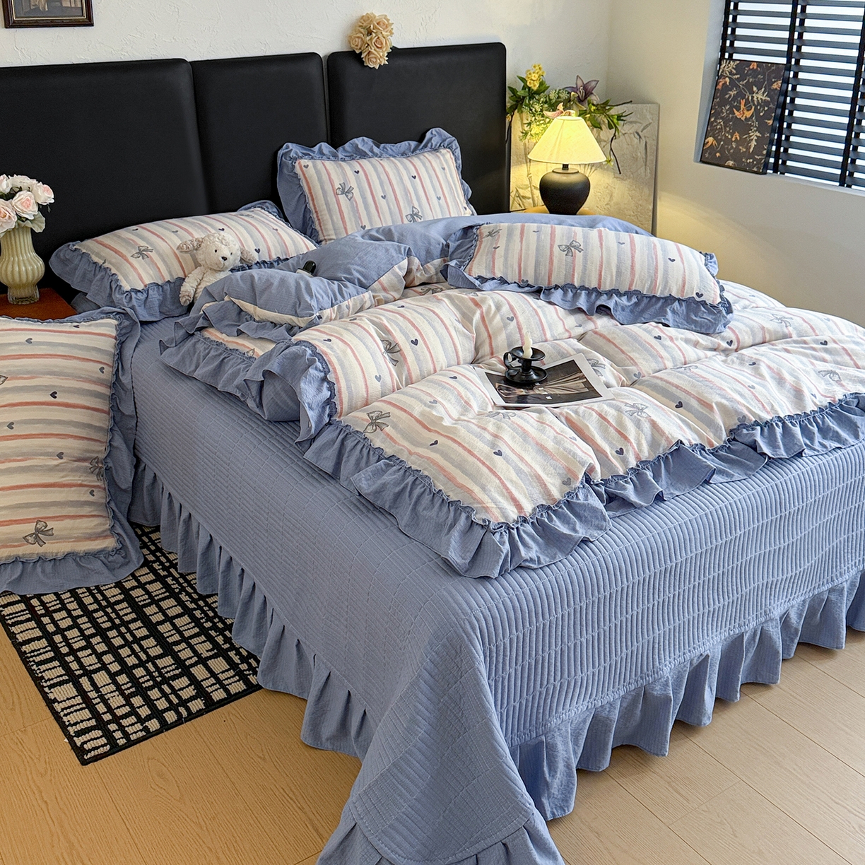 91家纺网 家纺一手货源 找家纺 金梦拉家纺 2026新款云感皱皱纱泡泡纱韩式床盖大花边四件套 条纹爱心