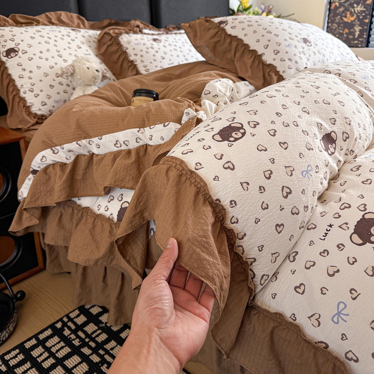 91家纺网 家纺一手货源 找家纺 金梦拉家纺 2026新款云感皱皱纱泡泡纱韩式床盖大花边四件套 豹纹小熊