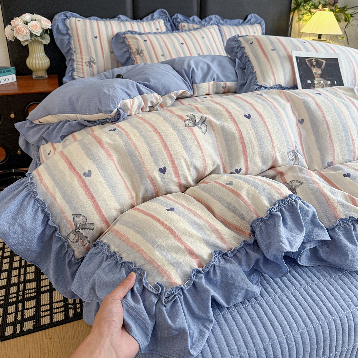 91家纺网 家纺一手货源 找家纺 金梦拉家纺 2026新款云感皱皱纱泡泡纱韩式床盖大花边四件套 条纹爱心