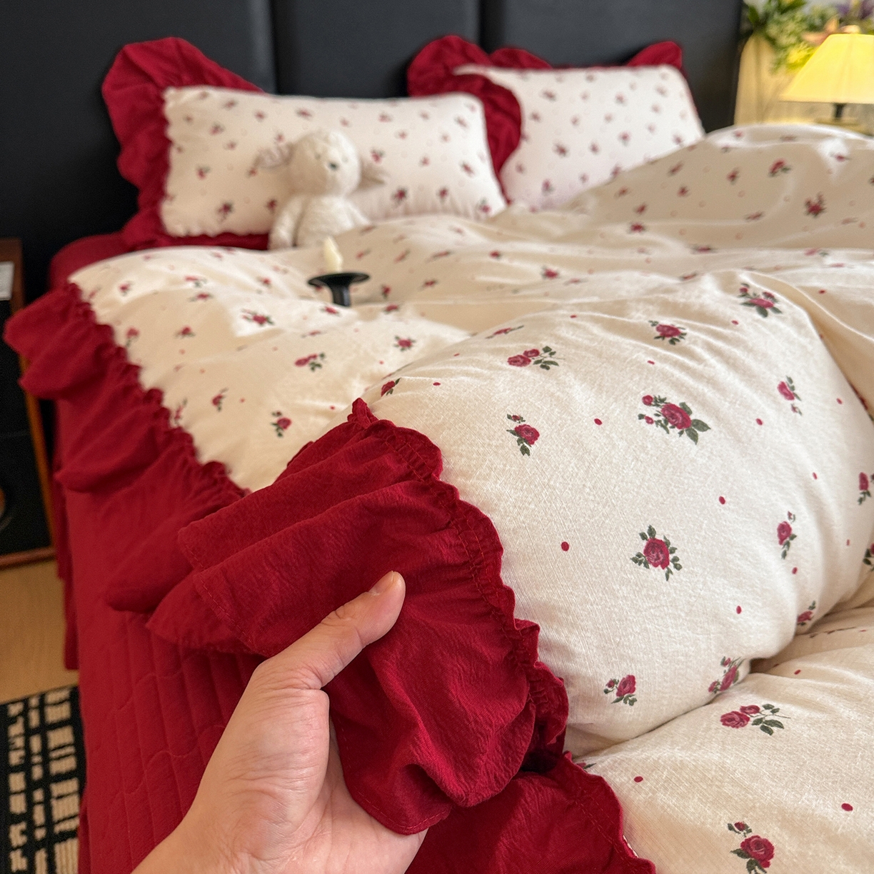 91家纺网 家纺一手货源 找家纺 金梦拉家纺 2026新款云感皱皱纱泡泡纱韩式床盖大花边四件套 玫瑰花开