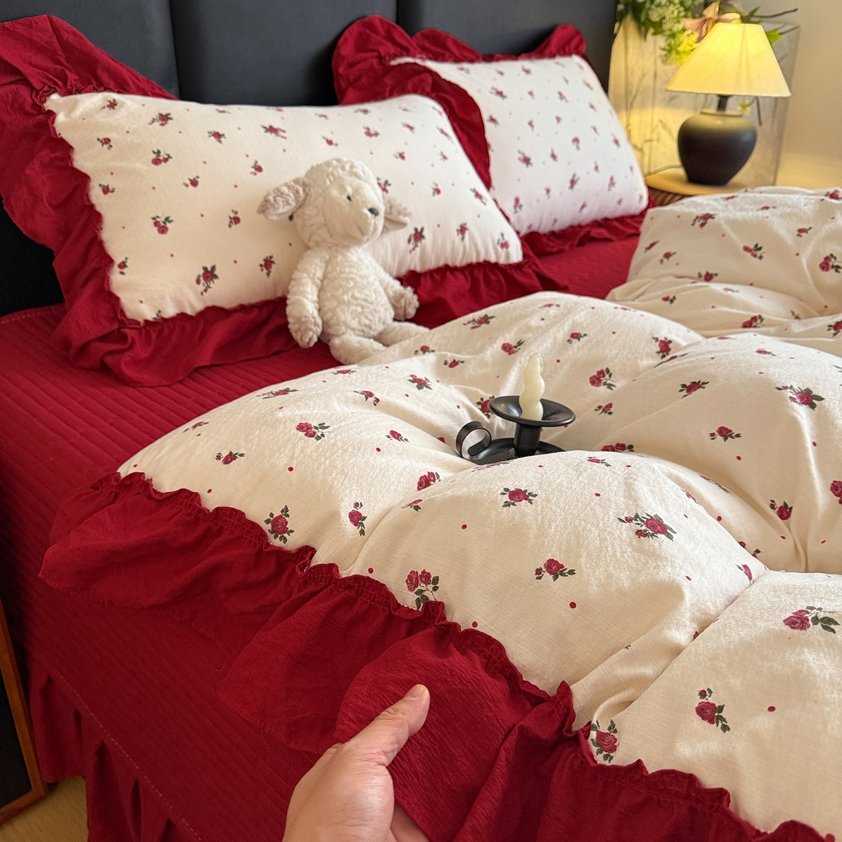 91家纺网 家纺一手货源 找家纺 金梦拉家纺 2026新款云感皱皱纱泡泡纱韩式床盖大花边四件套 玫瑰花开