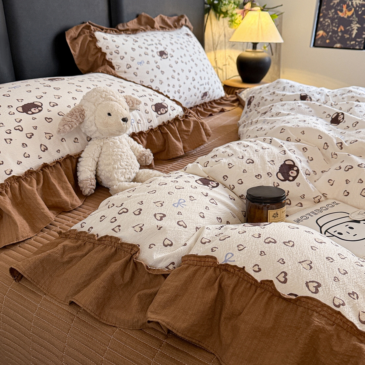 91家纺网 家纺一手货源 找家纺 金梦拉家纺 2026新款云感皱皱纱泡泡纱韩式床盖大花边四件套 豹纹小熊