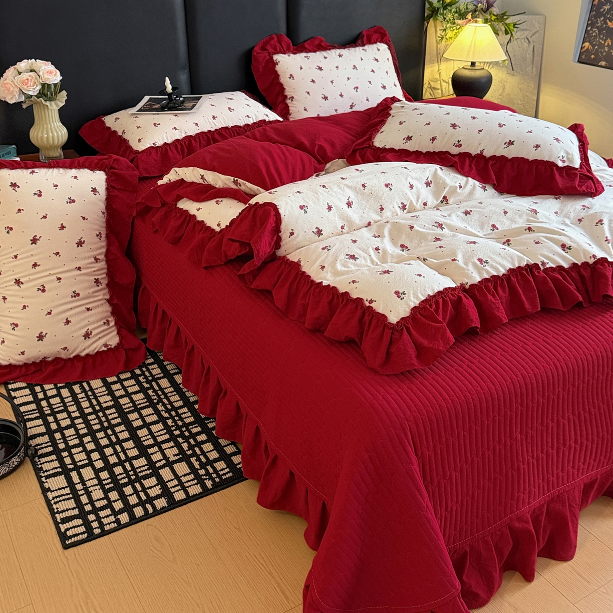 91家纺网 家纺一手货源 找家纺 金梦拉家纺 2026新款云感皱皱纱泡泡纱韩式床盖大花边四件套 玫瑰花开