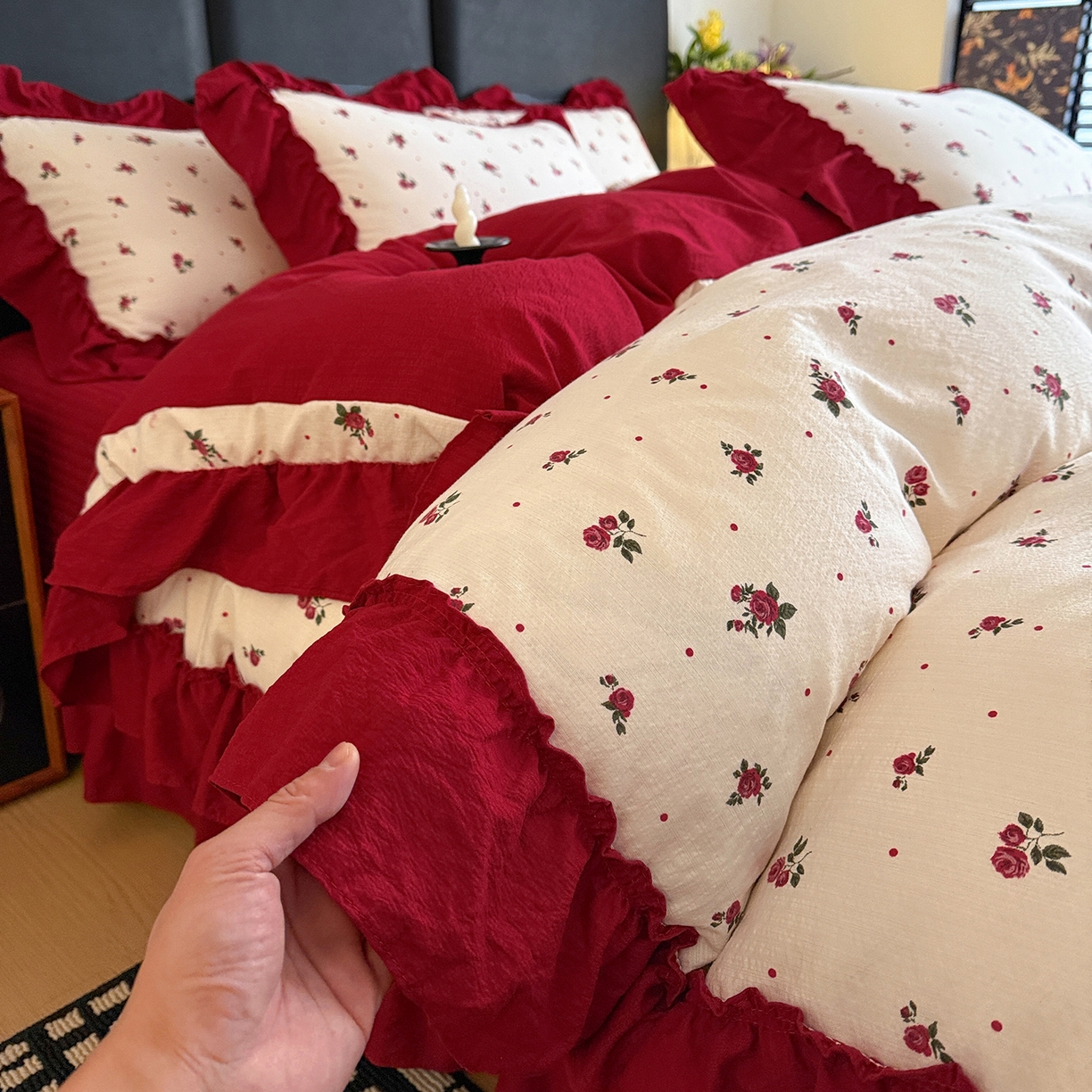 91家纺网 家纺一手货源 找家纺 金梦拉家纺 2026新款云感皱皱纱泡泡纱韩式床盖大花边四件套 玫瑰花开