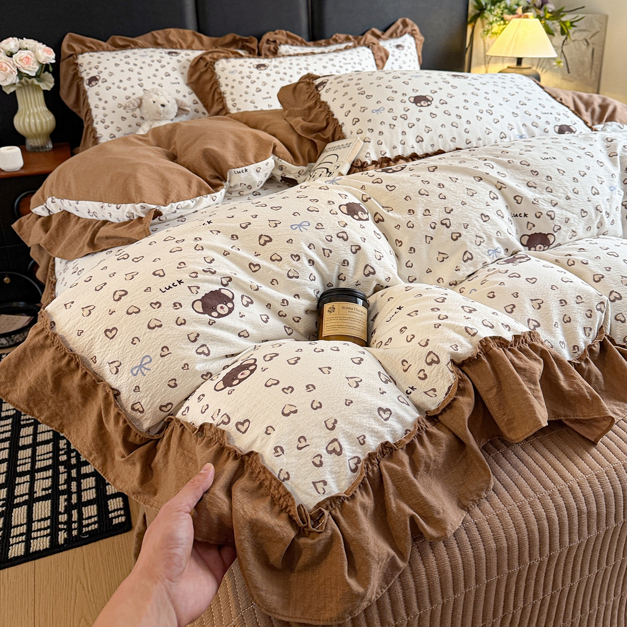 91家纺网 家纺一手货源 找家纺 金梦拉家纺 2026新款云感皱皱纱泡泡纱韩式床盖大花边四件套 豹纹小熊