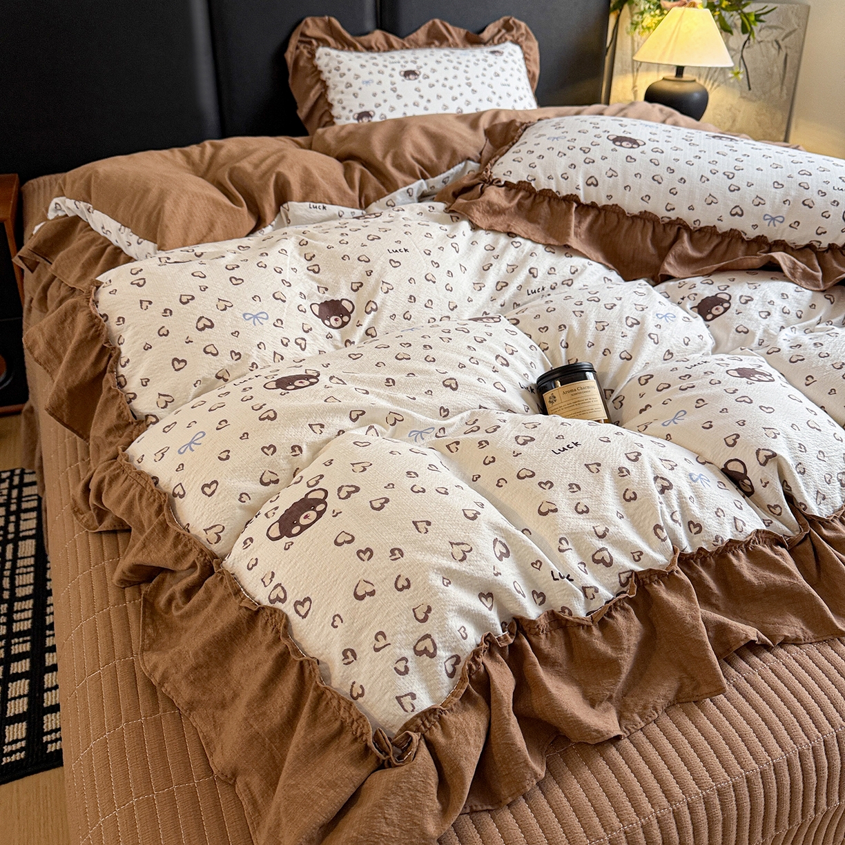 91家纺网 家纺一手货源 找家纺 金梦拉家纺 2026新款云感皱皱纱泡泡纱韩式床盖大花边四件套 豹纹小熊