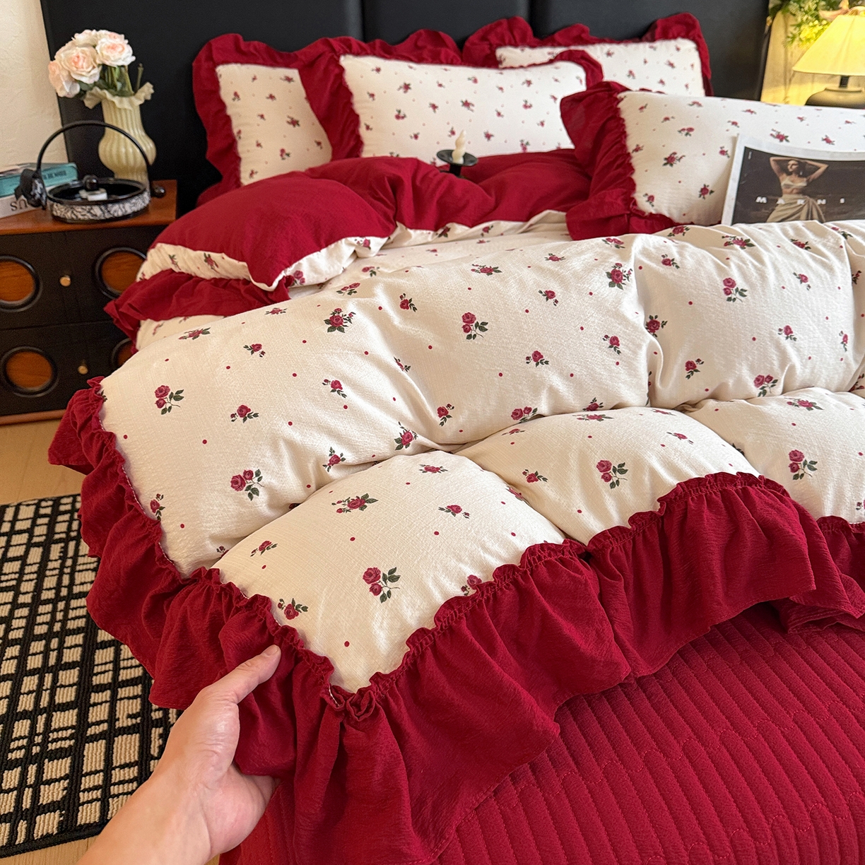 91家纺网 家纺一手货源 找家纺 金梦拉家纺 2026新款云感皱皱纱泡泡纱韩式床盖大花边四件套 玫瑰花开