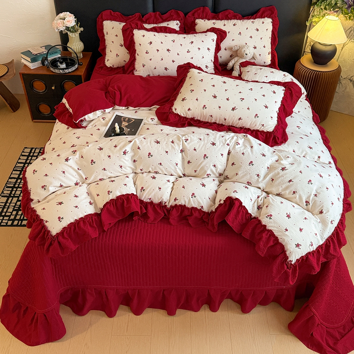 91家纺网 家纺一手货源 找家纺 金梦拉家纺 2026新款云感皱皱纱泡泡纱韩式床盖大花边四件套 玫瑰花开