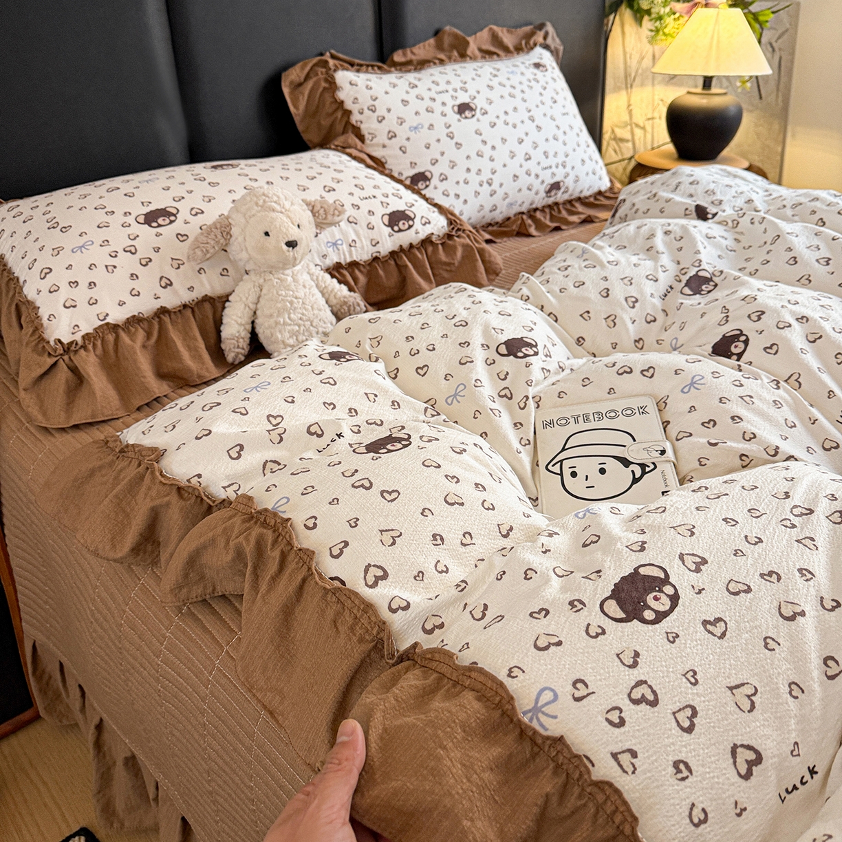 91家纺网 家纺一手货源 找家纺 金梦拉家纺 2026新款云感皱皱纱泡泡纱韩式床盖大花边四件套 豹纹小熊