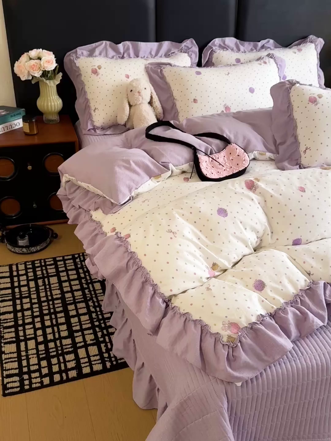 91家纺网 家纺一手货源 找家纺 金梦拉家纺 2026新款云感皱皱纱泡泡纱韩式床盖大花边四件套 紫调草莓