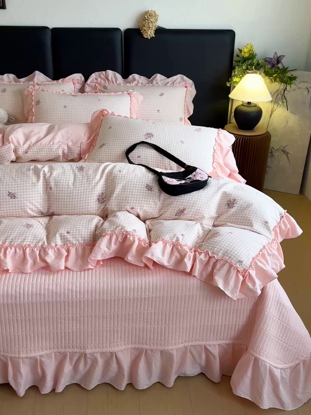 91家纺网 家纺一手货源 找家纺 金梦拉家纺 2026新款云感皱皱纱泡泡纱韩式床盖大花边四件套 粉樱浅梦