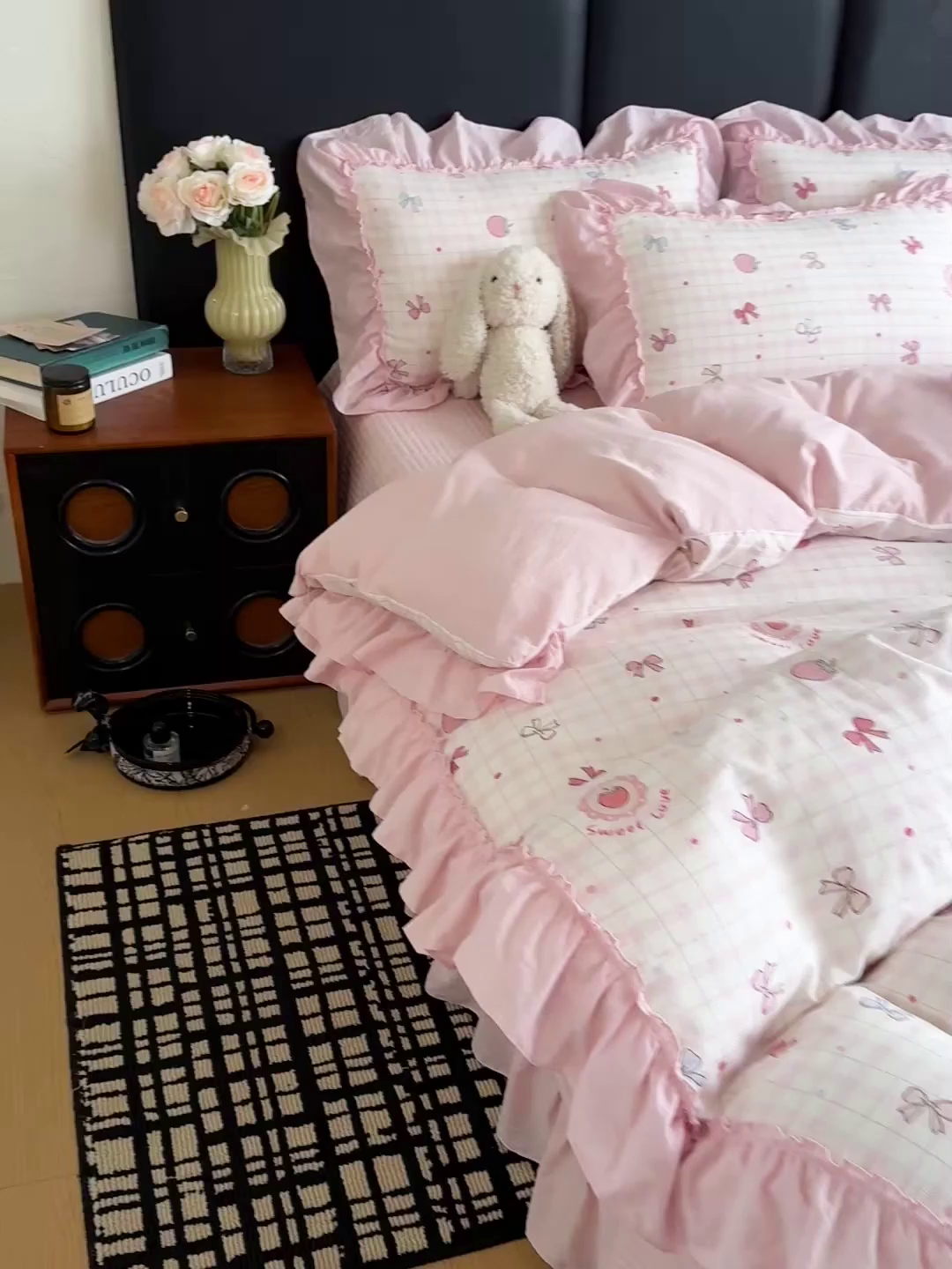 91家纺网 家纺一手货源 找家纺 金梦拉家纺 2026新款云感皱皱纱泡泡纱韩式床盖大花边四件套 甜甜草莓