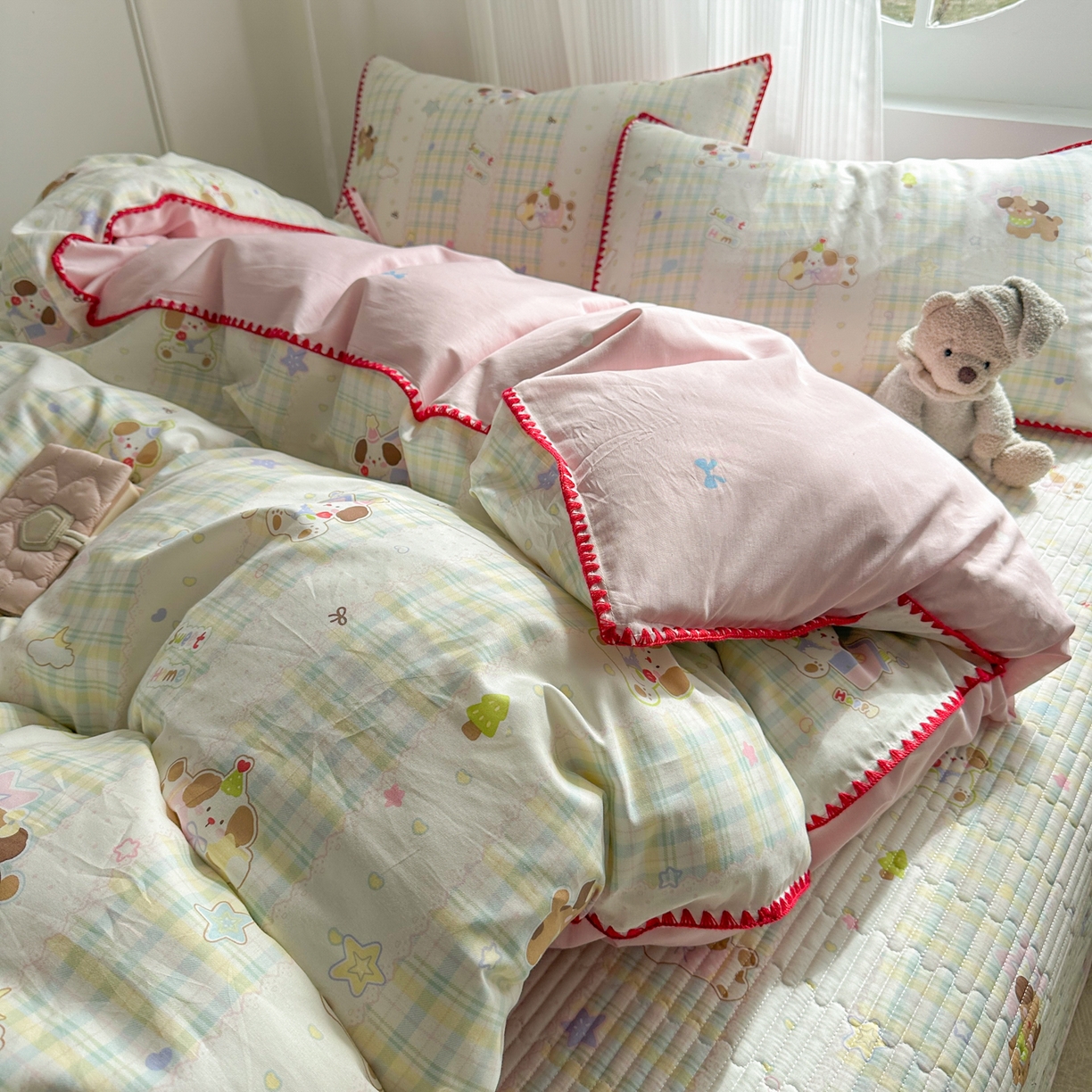 91家纺网 家纺一手货源 找家纺 KA家纺 2026春夏新款全棉纯棉床盖款卡通印花贝壳边四件套 格子小狗