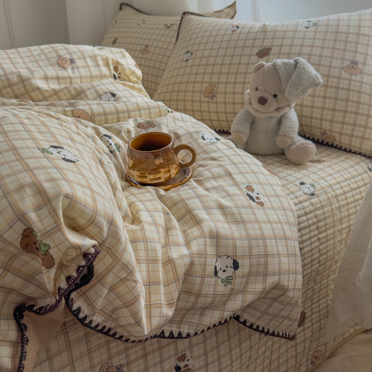 91家纺网 家纺一手货源 找家纺 KA家纺 2026春夏新款全棉纯棉床盖款卡通印花贝壳边四件套 曲奇小狗