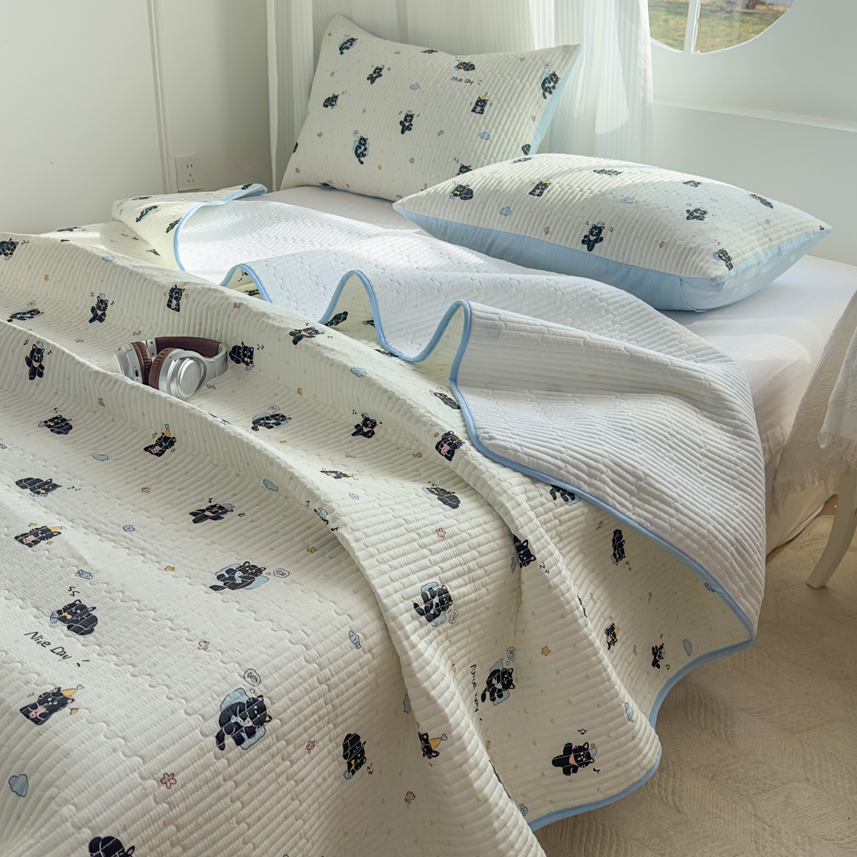 91家纺网 家纺一手货源 找家纺 KA家纺 2026春夏新款全棉纯棉床盖款卡通印花贝壳边四件套 贪睡猫