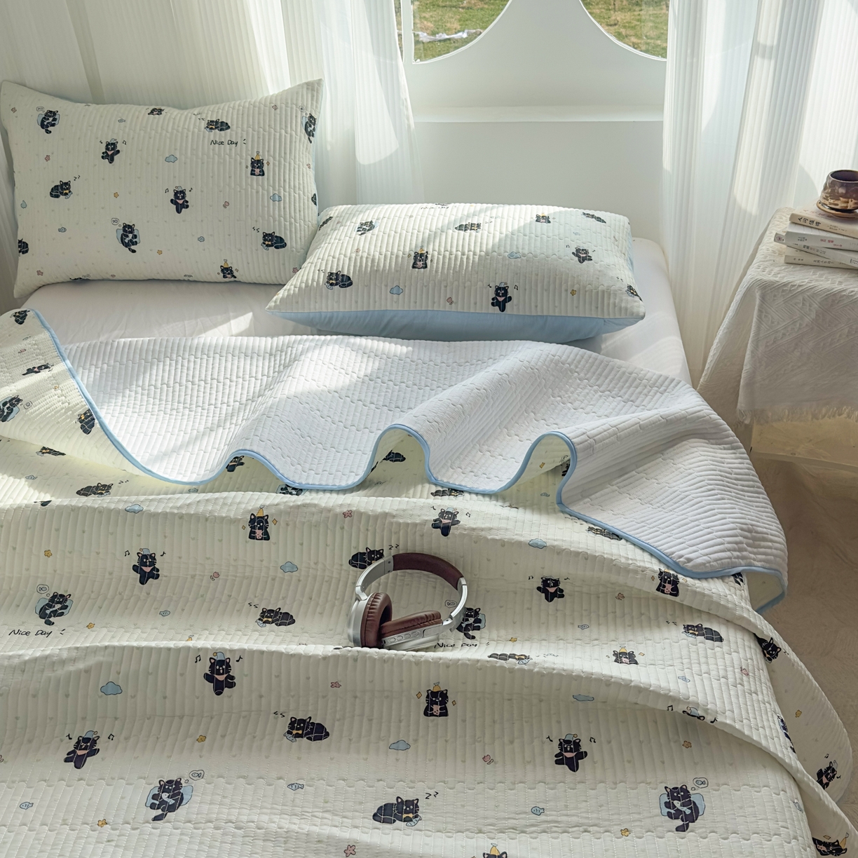 91家纺网 家纺一手货源 找家纺 KA家纺 2026春夏新款全棉纯棉床盖款卡通印花贝壳边四件套 贪睡猫