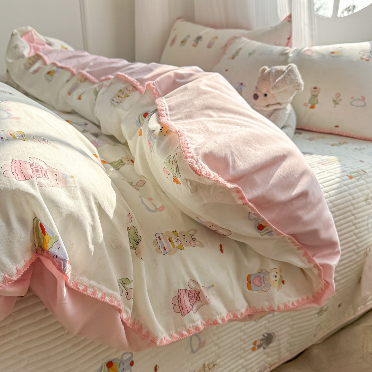 91家纺网 家纺一手货源 找家纺 KA家纺 2026春夏新款全棉纯棉床盖款卡通印花贝壳边四件套 彼得小兔