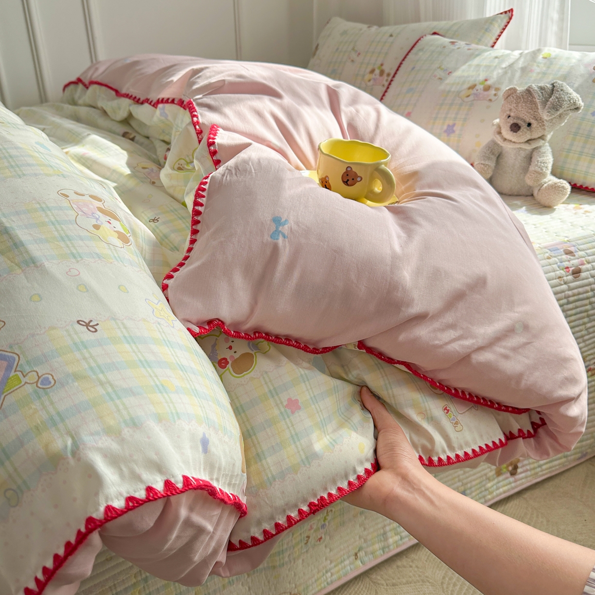 91家纺网 家纺一手货源 找家纺 KA家纺 2026春夏新款全棉纯棉床盖款卡通印花贝壳边四件套 格子小狗