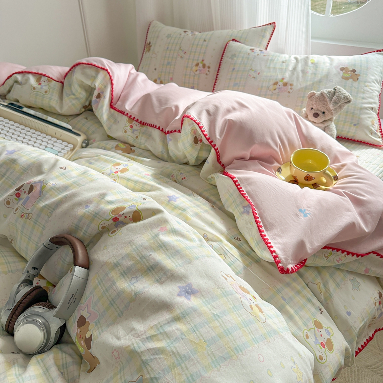 91家纺网 家纺一手货源 找家纺 KA家纺 2026春夏新款全棉纯棉床盖款卡通印花贝壳边四件套 格子小狗