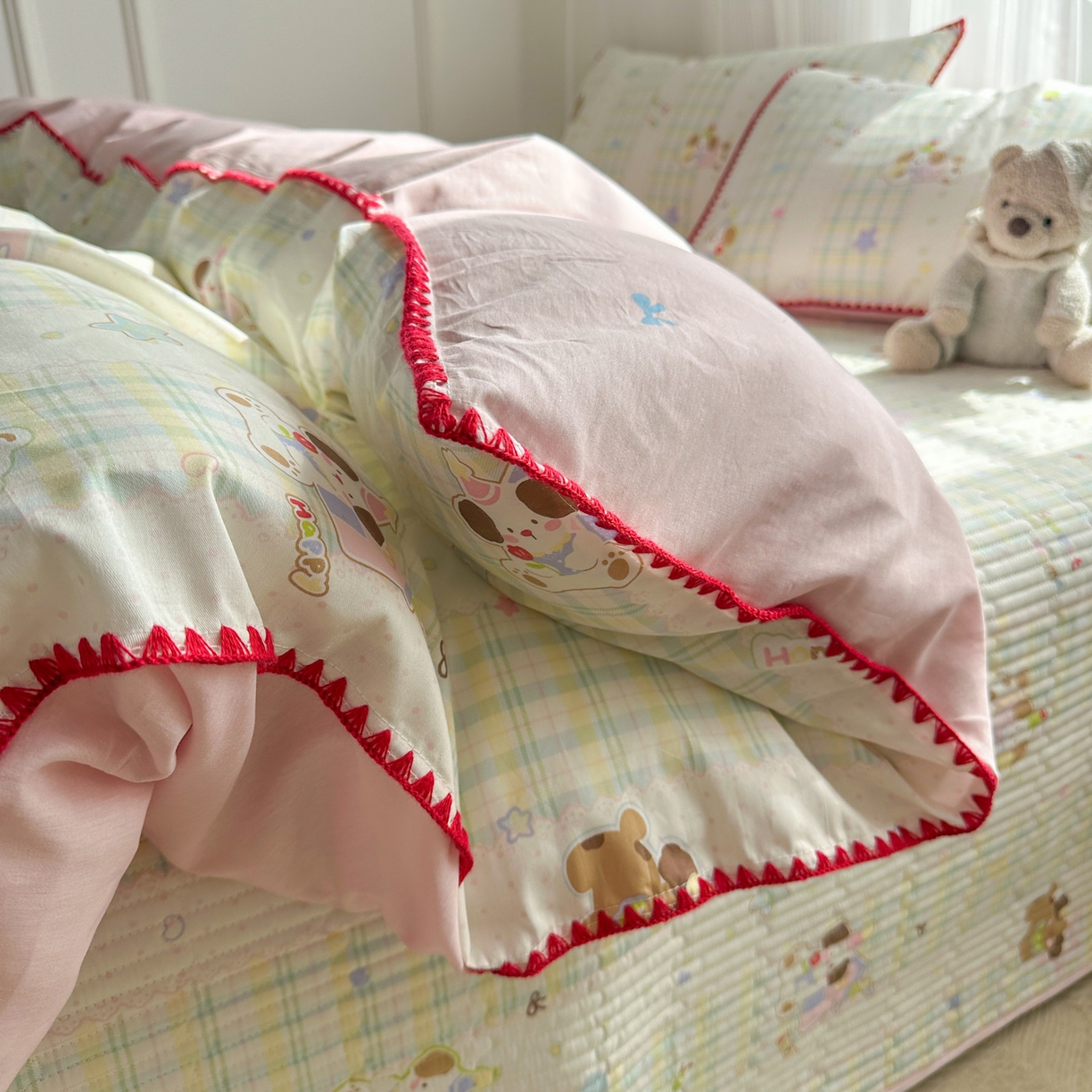 91家纺网 家纺一手货源 找家纺 KA家纺 2026春夏新款全棉纯棉床盖款卡通印花贝壳边四件套 格子小狗