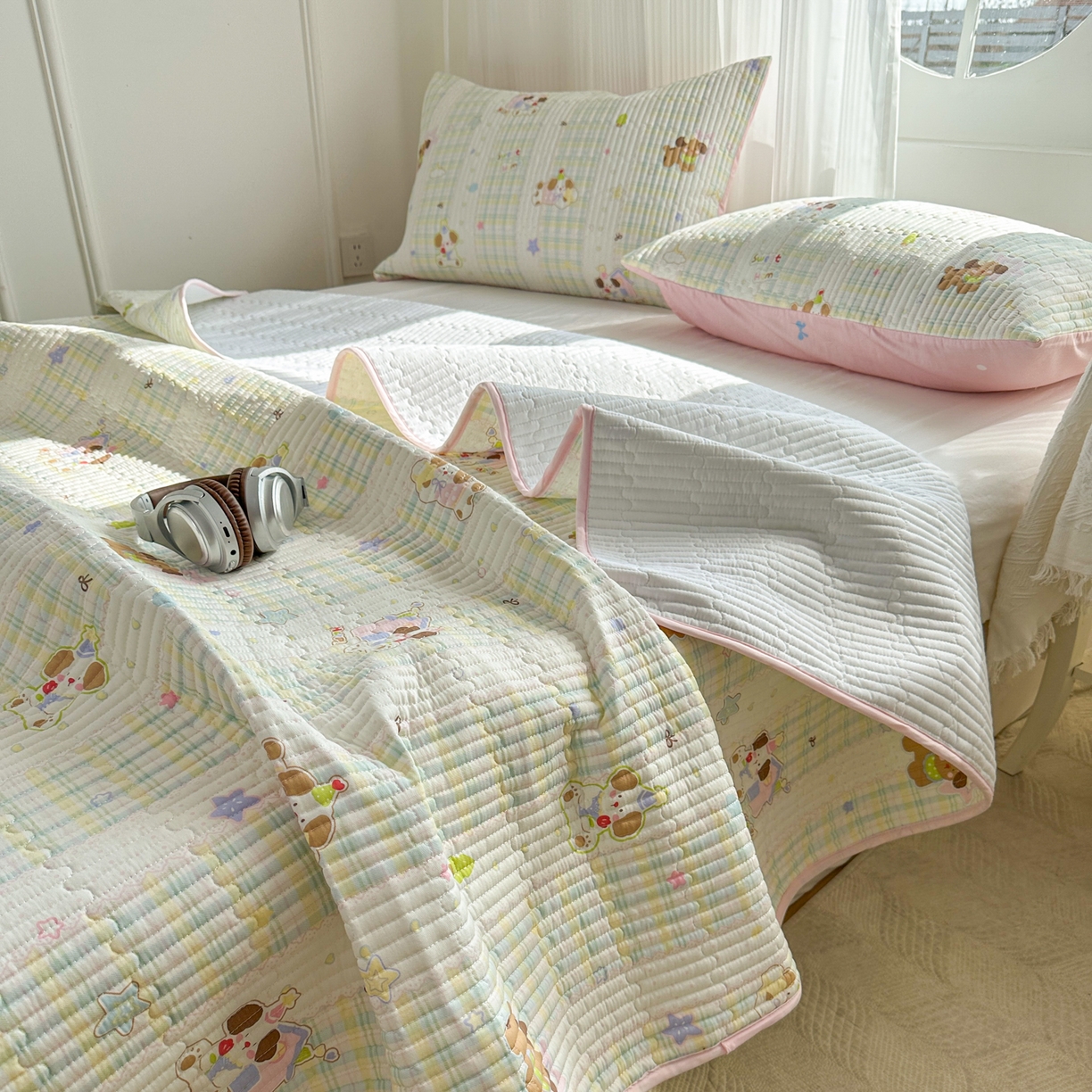 91家纺网 家纺一手货源 找家纺 KA家纺 2026春夏新款全棉纯棉床盖款卡通印花贝壳边四件套 格子小狗