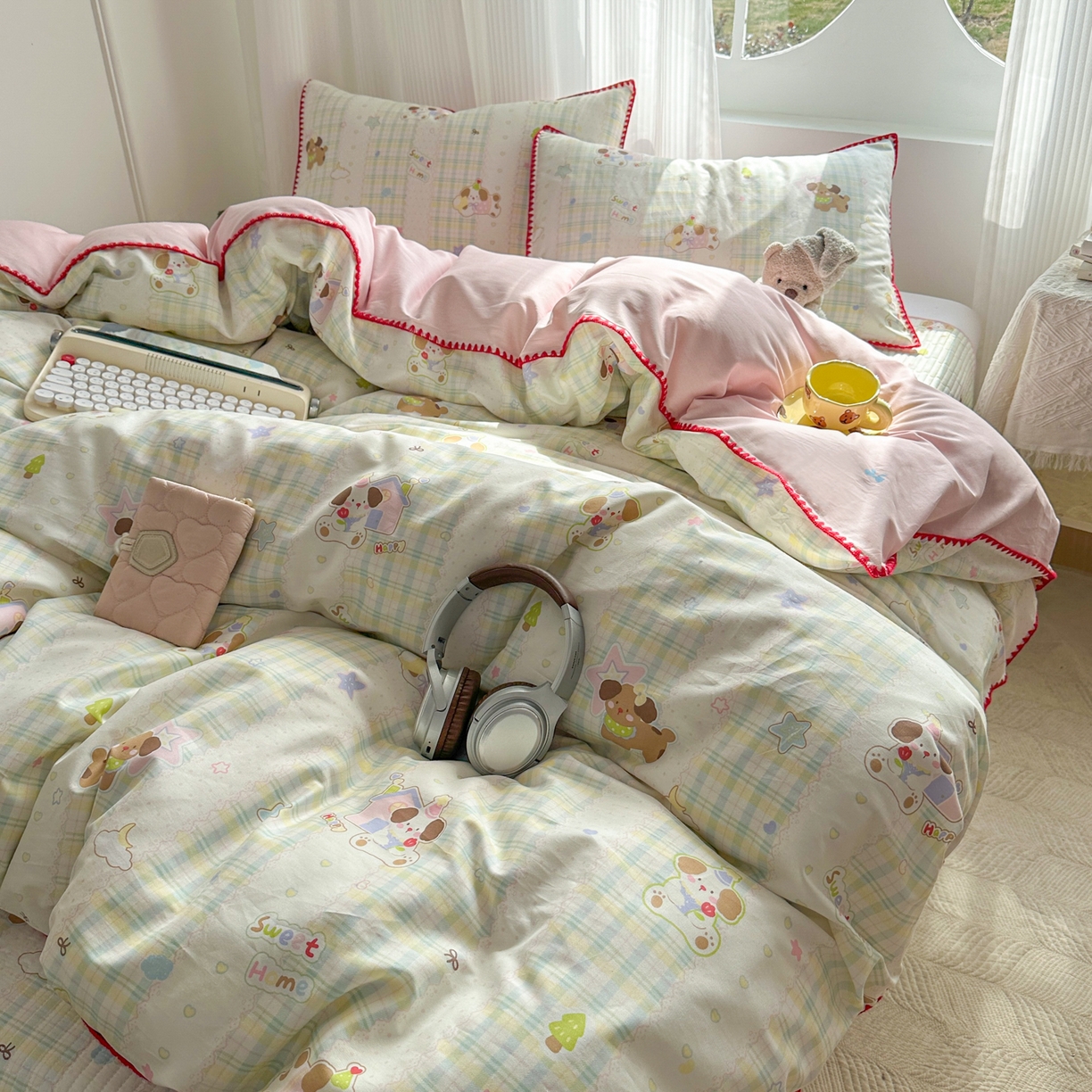 91家纺网 家纺一手货源 找家纺 KA家纺 2026春夏新款全棉纯棉床盖款卡通印花贝壳边四件套 格子小狗