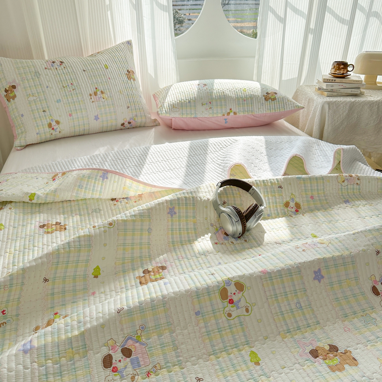 91家纺网 家纺一手货源 找家纺 KA家纺 2026春夏新款全棉纯棉床盖款卡通印花贝壳边四件套 格子小狗