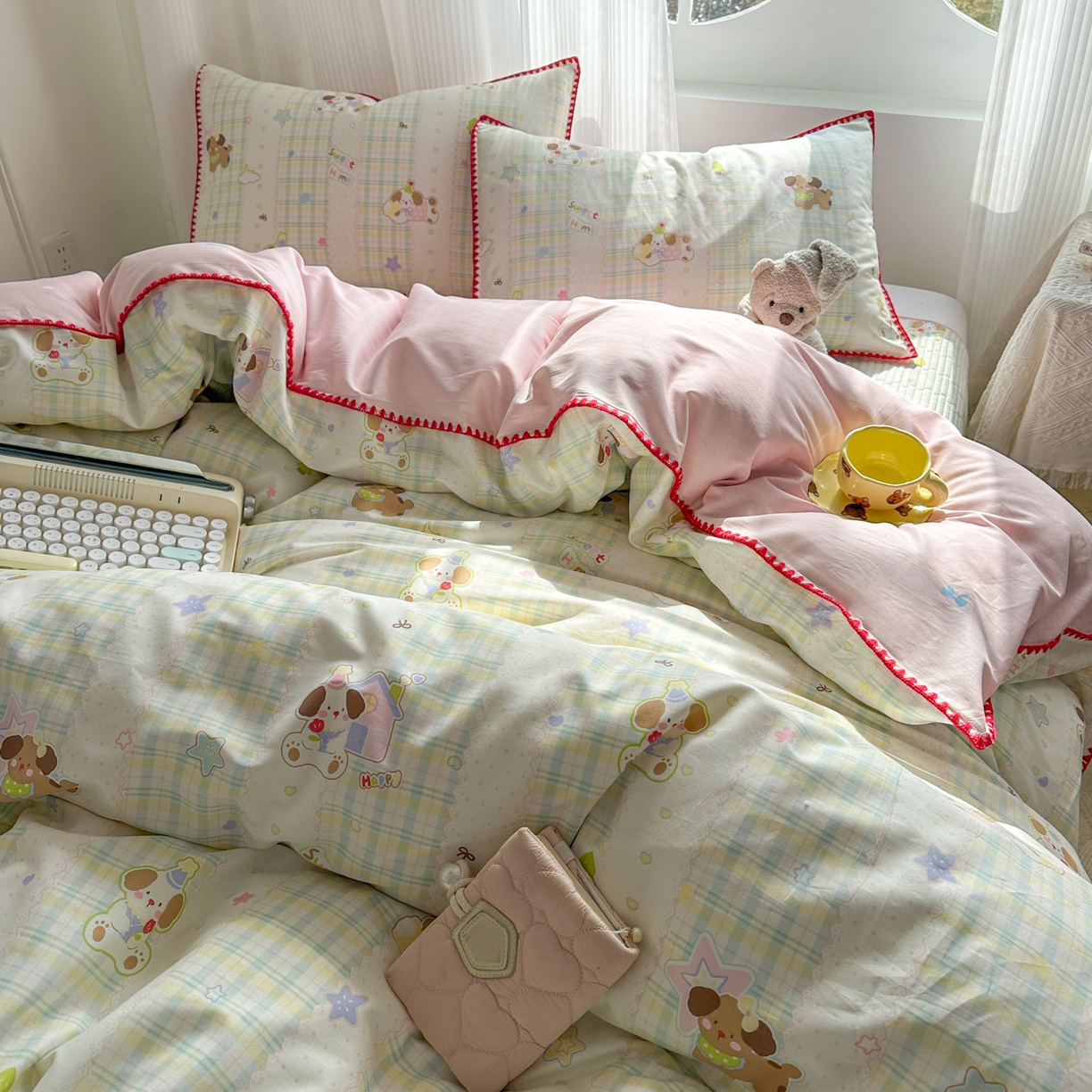 91家纺网 家纺一手货源 找家纺 KA家纺 2026春夏新款全棉纯棉床盖款卡通印花贝壳边四件套 格子小狗