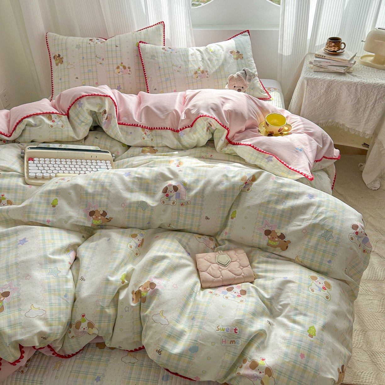 91家纺网 家纺一手货源 找家纺 KA家纺 2026春夏新款全棉纯棉床盖款卡通印花贝壳边四件套 格子小狗