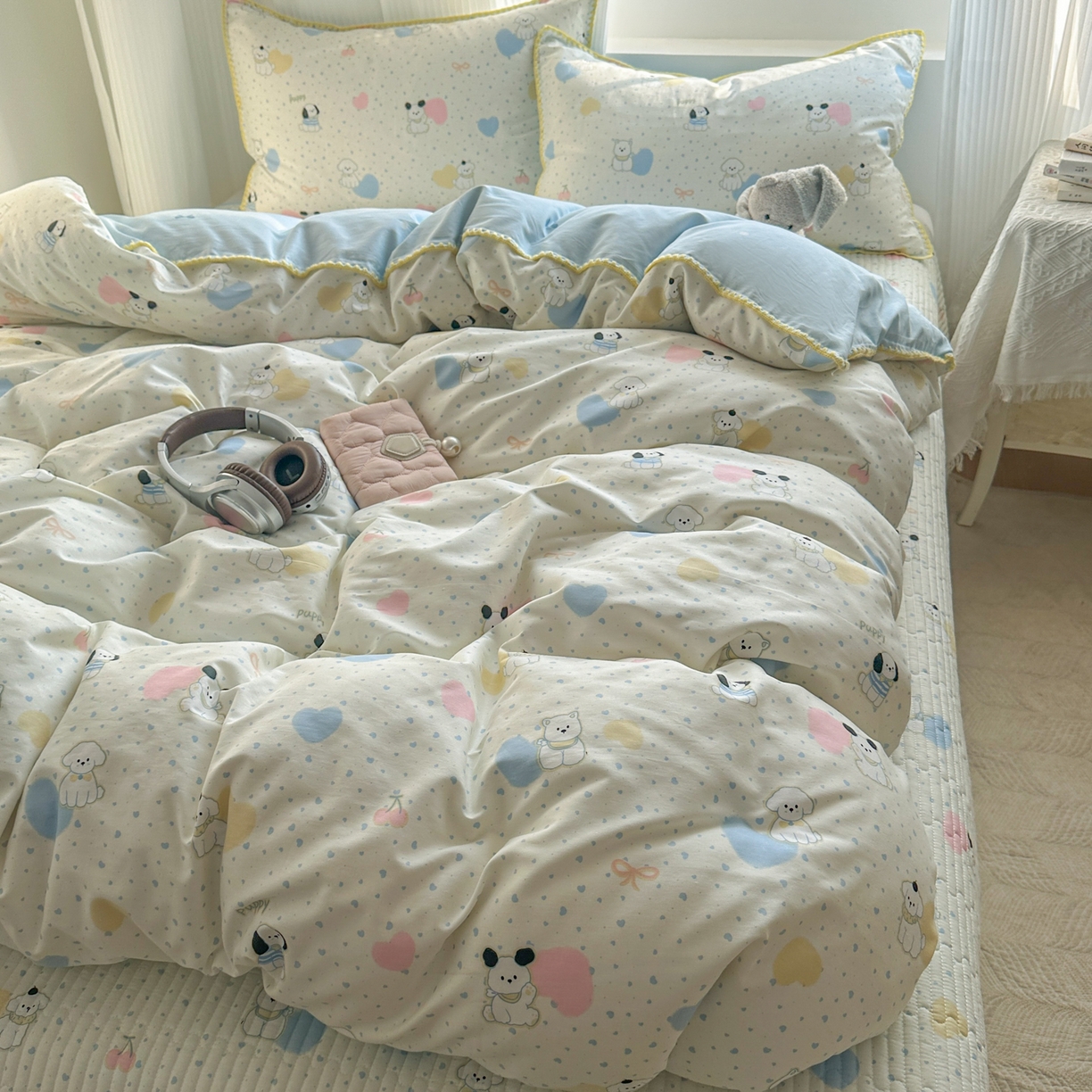 91家纺网 家纺一手货源 找家纺 KA家纺 2026春夏新款全棉纯棉床盖款卡通印花贝壳边四件套 心心狗