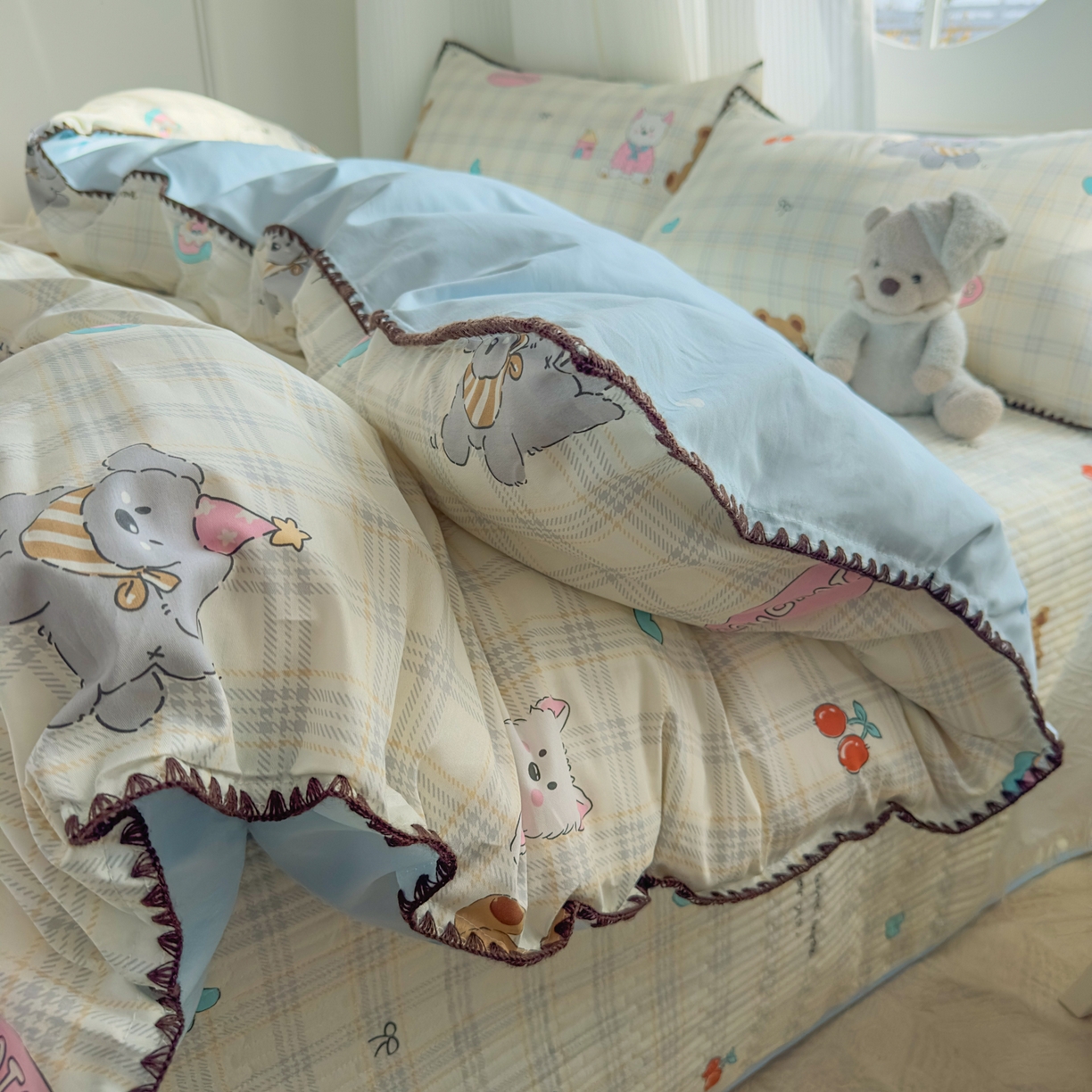 91家纺网 家纺一手货源 找家纺 KA家纺 2026春夏新款全棉纯棉床盖款卡通印花贝壳边四件套 樱桃熊仔