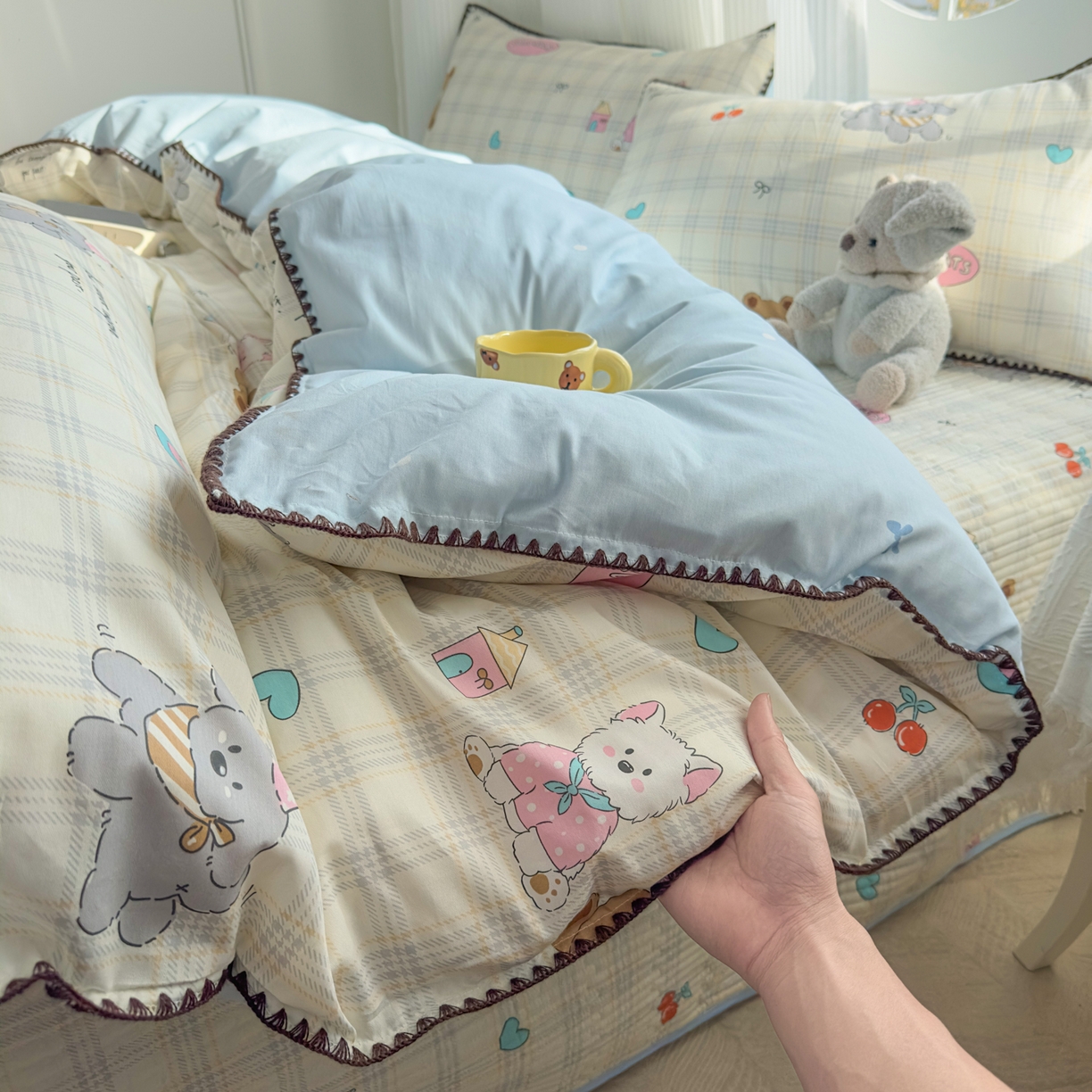 91家纺网 家纺一手货源 找家纺 KA家纺 2026春夏新款全棉纯棉床盖款卡通印花贝壳边四件套 樱桃熊仔