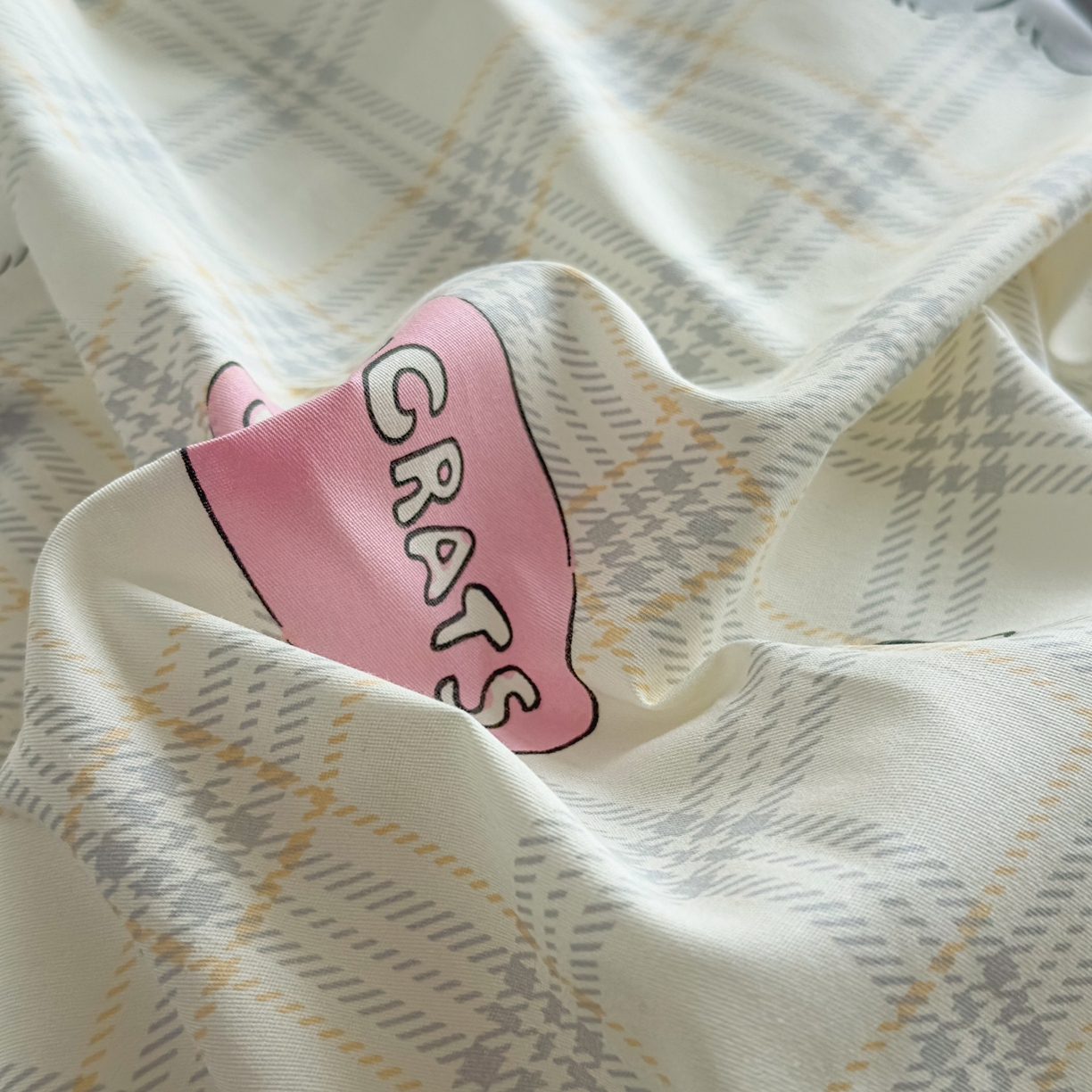 91家纺网 家纺一手货源 找家纺 KA家纺 2026春夏新款全棉纯棉床盖款卡通印花贝壳边四件套 樱桃熊仔