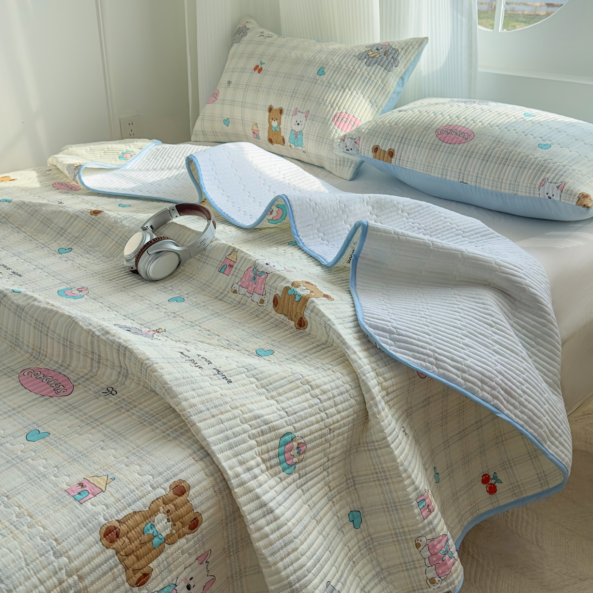 91家纺网 家纺一手货源 找家纺 KA家纺 2026春夏新款全棉纯棉床盖款卡通印花贝壳边四件套 樱桃熊仔