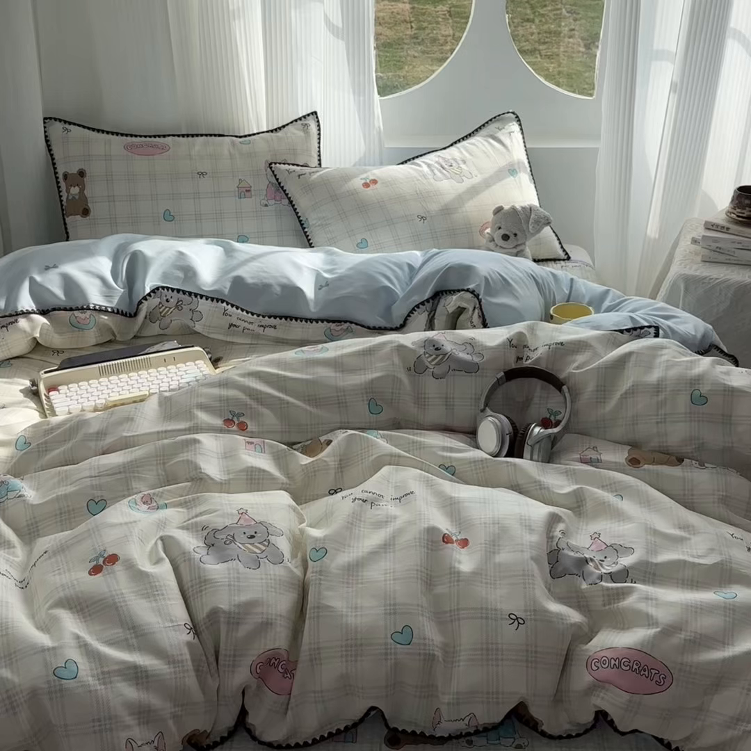 91家纺网 家纺一手货源 找家纺 KA家纺 2026春夏新款全棉纯棉床盖款卡通印花贝壳边四件套 樱桃熊仔