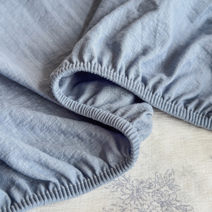 91家纺网 家纺一手货源 找家纺 三悦四季 2026新款A类亚麻皱皱纱床笠双层纱床笠三件套四季款 浅青花雾