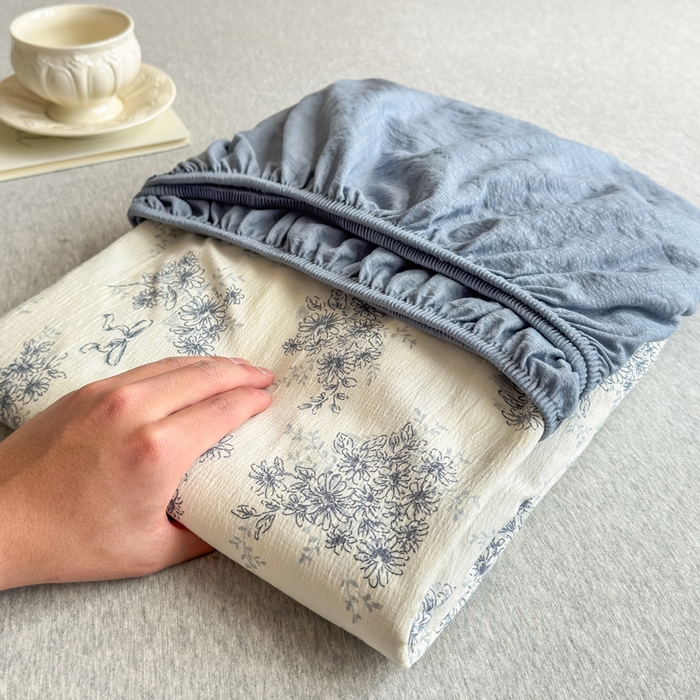 91家纺网 家纺一手货源 找家纺 三悦四季 2026新款A类亚麻皱皱纱床笠双层纱床笠三件套四季款 浅青花雾