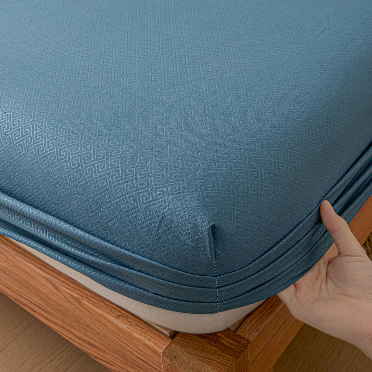 91家纺网 家纺一手货源 找家纺 衿成家纺 2026新款简约纯色磨毛压光单床笠 YG-牛仔蓝