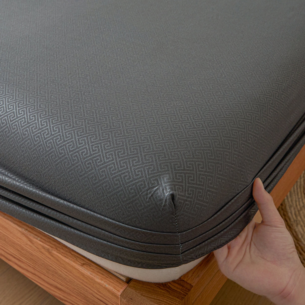 91家纺网 家纺一手货源 找家纺 衿成家纺 2026新款简约纯色磨毛压光单床笠 YG-深灰