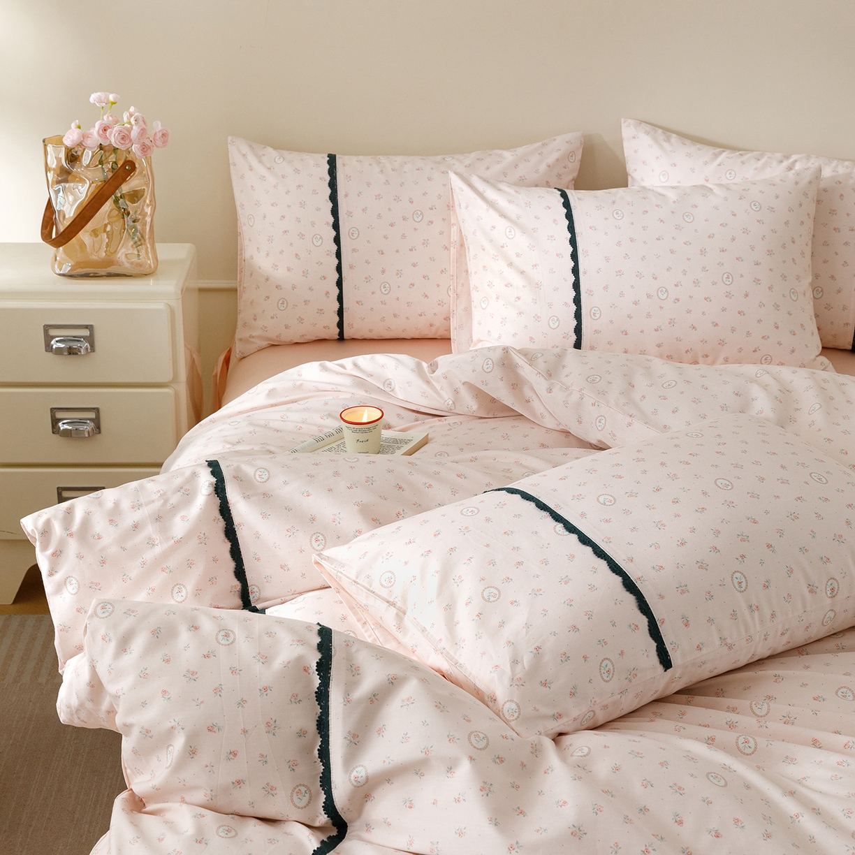 91家纺网 家纺一手货源 找家纺 女子家纺 2026新款40支13070全棉纯棉斜纹印花蕾丝四件套 粉桃小花